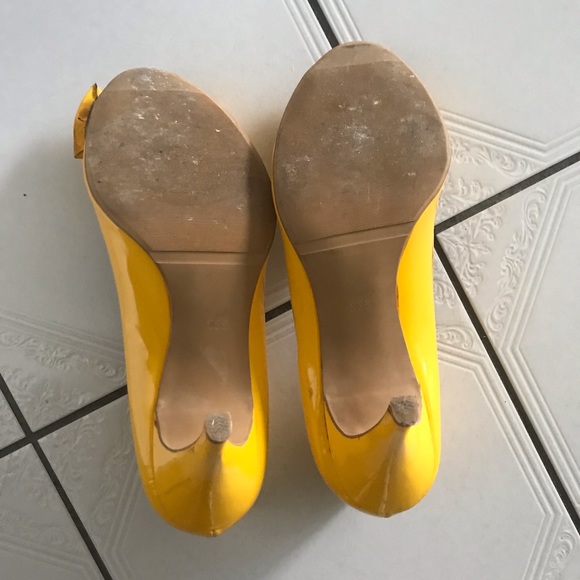 Olive des Olive brand. Yellow peep toe slip ons - Picture 3 of 4